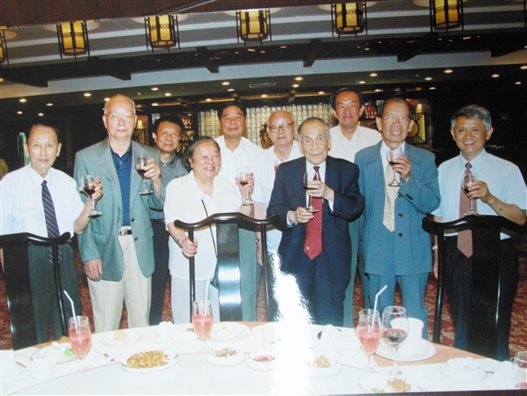 E:各分会理事班子登记表 - 副本1年1月18日1年--21-1-41年11月17日庄老与联谊会的情缘--21-11-174年7月17日庄老出席第七次全国归侨侨眷代表大会4年7月17日欢迎庄世平先生（前右3）到京出席第七次全国归侨侨眷代表大会。（庄世平：中侨副主席、香港各界文化促进会会长、中国银行付名誉董事长）.JPG