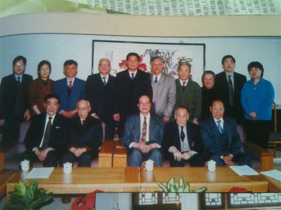 E:各分会理事班子登记表 - 副本1年1月18日1年--21-1-41年11月17日庄老与联谊会的情缘--21-11-170年第11届团长秘书长会议0年3月12日，蔡诚会长（前排中）庄世平名誉会长（前排右2）与专程来京的香港潮州会馆主席唐学元（前排(左1）等共商办好第十一届年会事宜。饶宗颐教授（前排左2）应邀参加座谈。.JPG