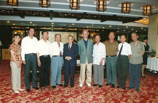 E:各分会理事班子登记表 - 副本1年1月18日1年--21-1-41年11月17日庄老与联谊会的情缘--21-11-174年7月17日庄老出席第七次全国归侨侨眷代表大会4年7月17日欢迎庄世平先生（左5）到京出席第七次全国归侨侨眷代表大会。我会柯华会长（右5）。.jpg